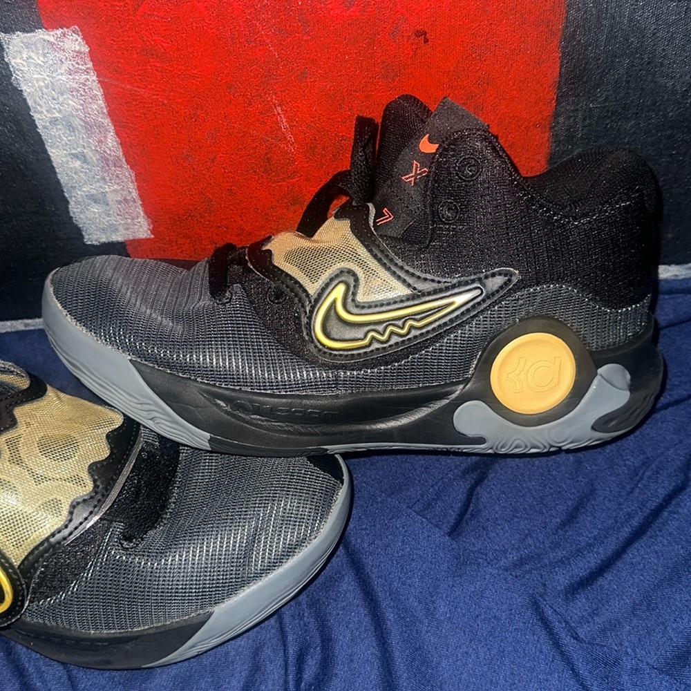 Selling KD Nike shoes size 8.5 in men